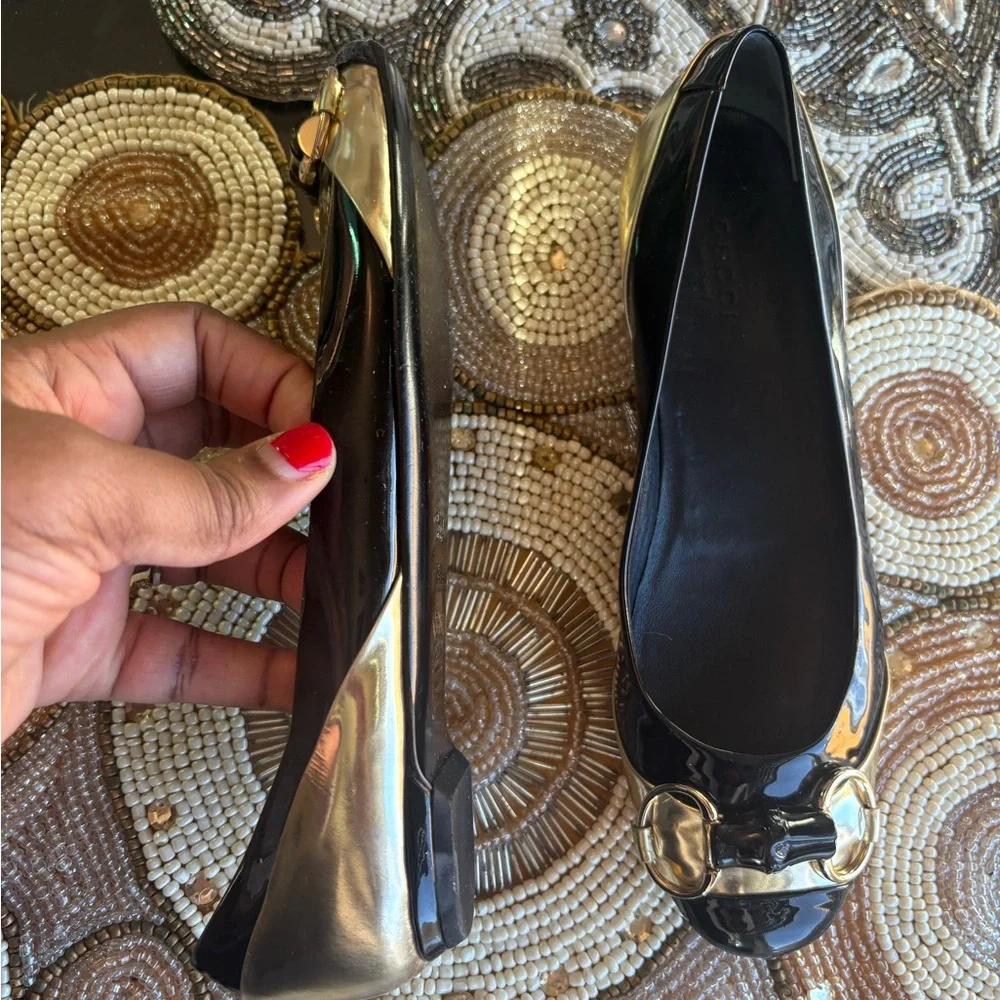 Gucci Women's Black Flats with Gold Detailing - Picture 5 of 5